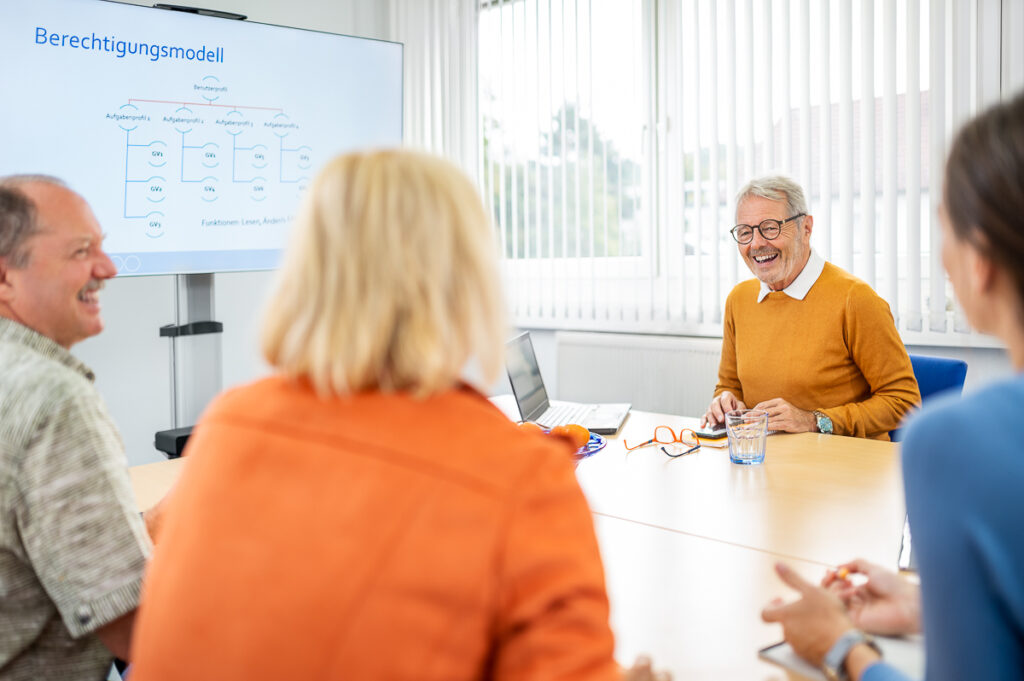 Projektmanagement bei KGUB und minari im besprechungszimmer